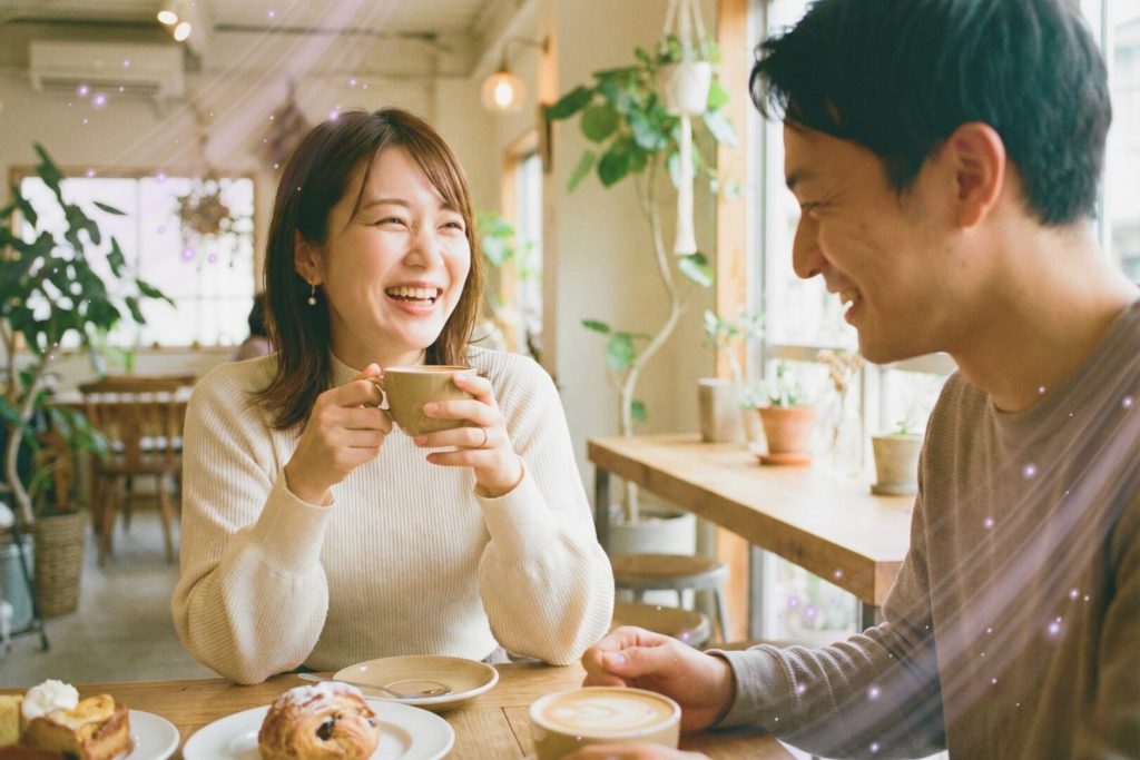 居心地の良いカフェで会話を楽しむ男女